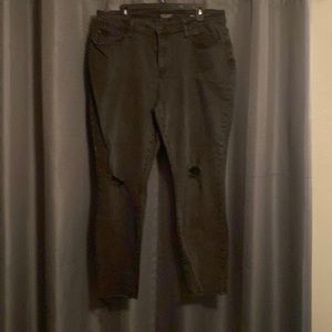 #22 judy blue black denim lightly distressed on knees frayed hem ( see pic3)